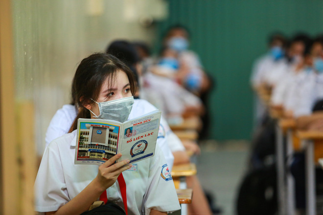 Học sinh TP.HCM ngồi học b&agrave;n tr&ograve;n, đối diện nhau ở 2 đầu b&agrave;n để ph&ograve;ng Covid-19 - Ảnh 15.