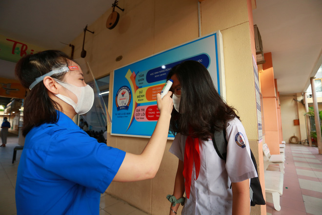 Học sinh TP.HCM ngồi học b&agrave;n tr&ograve;n, đối diện nhau ở 2 đầu b&agrave;n để ph&ograve;ng Covid-19 - Ảnh 9.