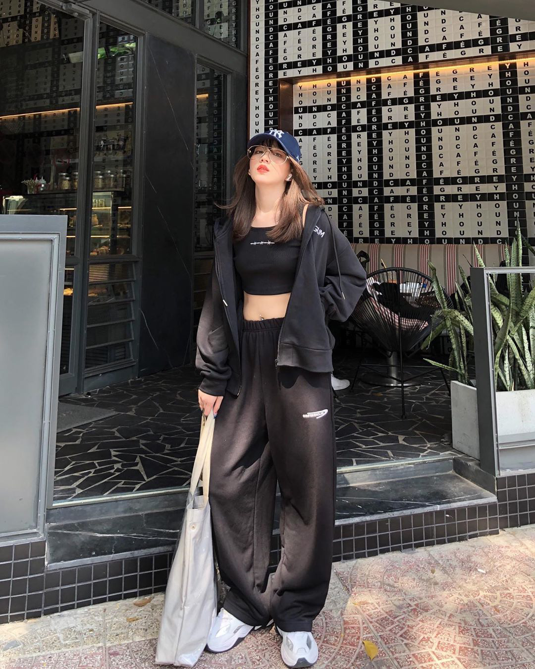 Muốn biết “info” quần áo đẹp mua ở đâu, ngắm street style hội gái xinh sành mặc Instagram là bạn sẽ có ngay câu trả lời - Ảnh 13.