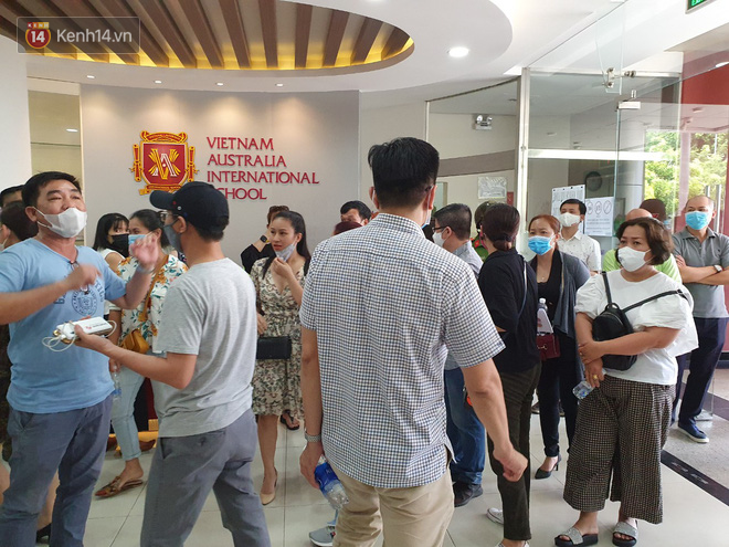 200 phụ huynh đến trường Việt Úc phản đối thu học phí mùa dịch, yêu cầu đối thoại trực tiếp - Ảnh 1.
