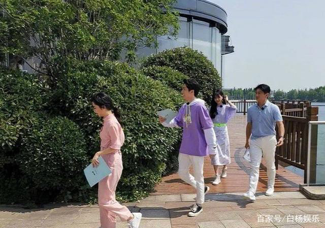 Trịnh Sảng và 2 hình ảnh đối lập: Sáng diện croptop táo bạo khoe eo thon, trưa lại gây hoang mang với gu thời trang khó hiểu - Ảnh 5.