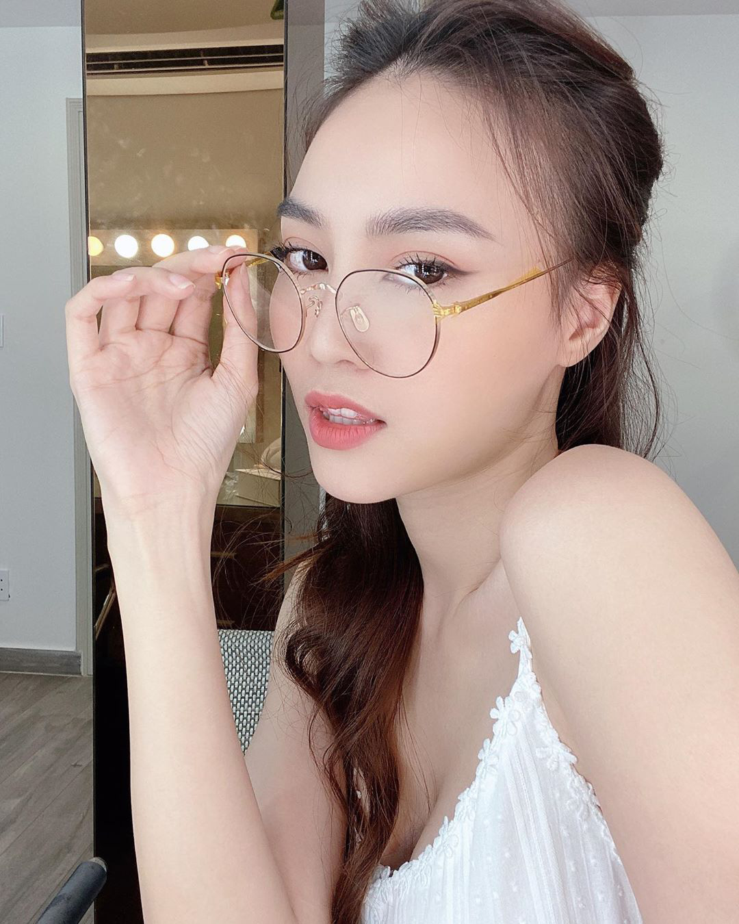 Loạt sao thi nhau “đập hộp” kính Jennie: Lan Ngọc chụp 800 tấm khoe kính mới, Phạm Băng Băng trông cool ngầu quá thể - Ảnh 2.