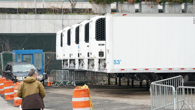 COVID-19: Nh&agrave; x&aacute;c Mỹ thi&ecirc;u nhiều thi thể tới mức hỏng cả l&ograve; hỏa t&aacute;ng - Ảnh 1.