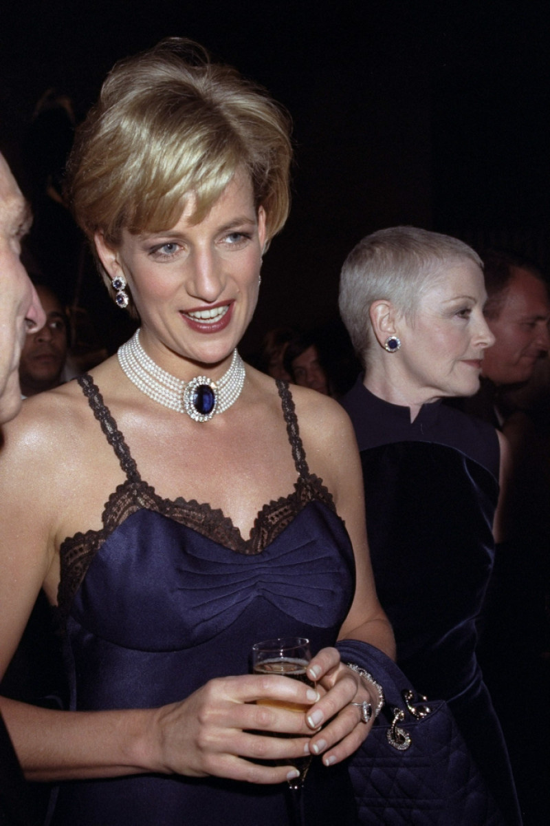 24 năm trước, Công nương Diana từng khiến cả thế giới phải sốc khi cả gan diện váy 2 dây sexy phá luật hoàng gia đến Met Gala - Ảnh 3.