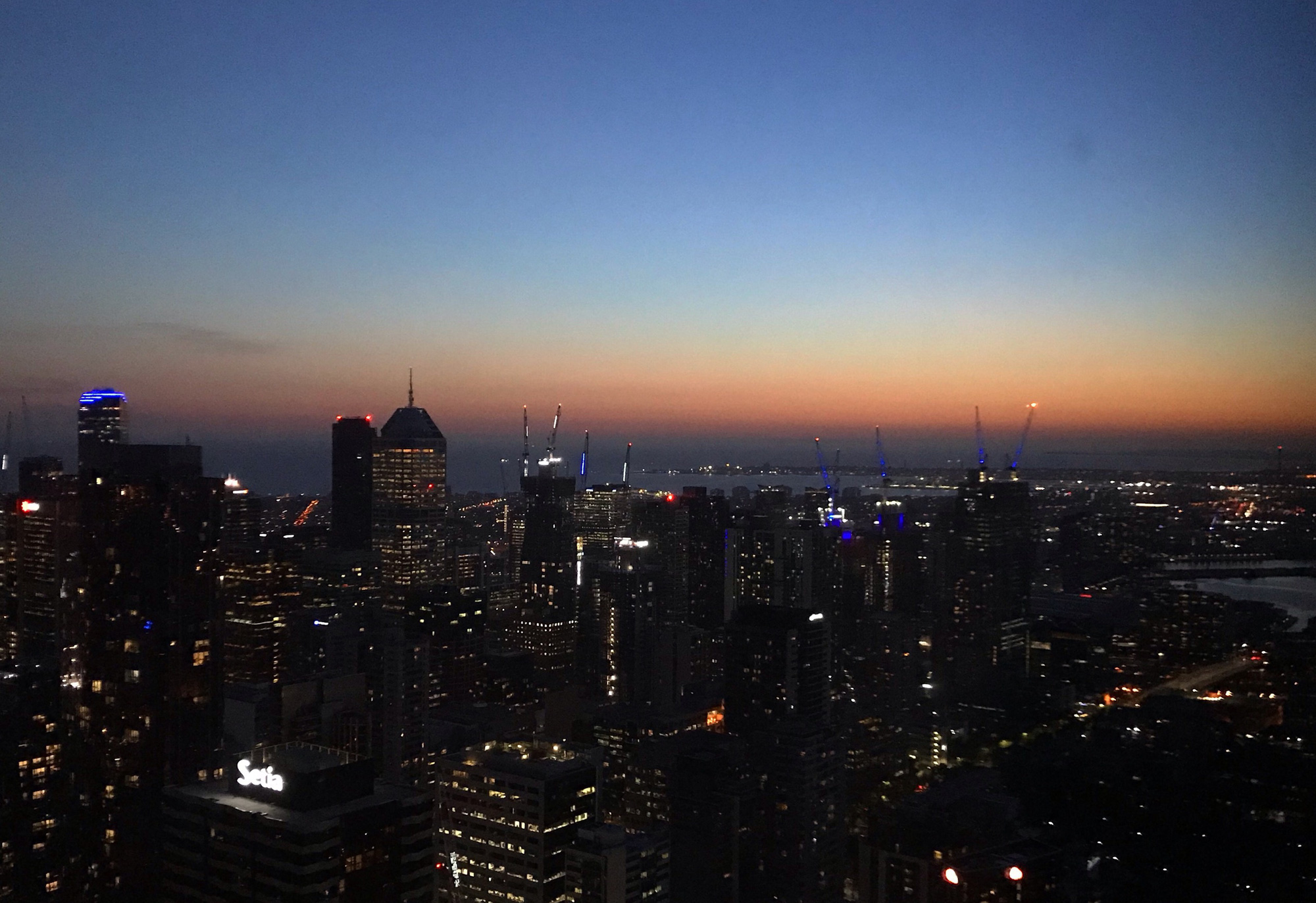 Loạt nỗi khổ chỉ những người sống ở chung cư tầng 20, 30 mới hiểu - chả phải sang chảnh như tr&ecirc;n phim đ&acirc;u - Ảnh 1.