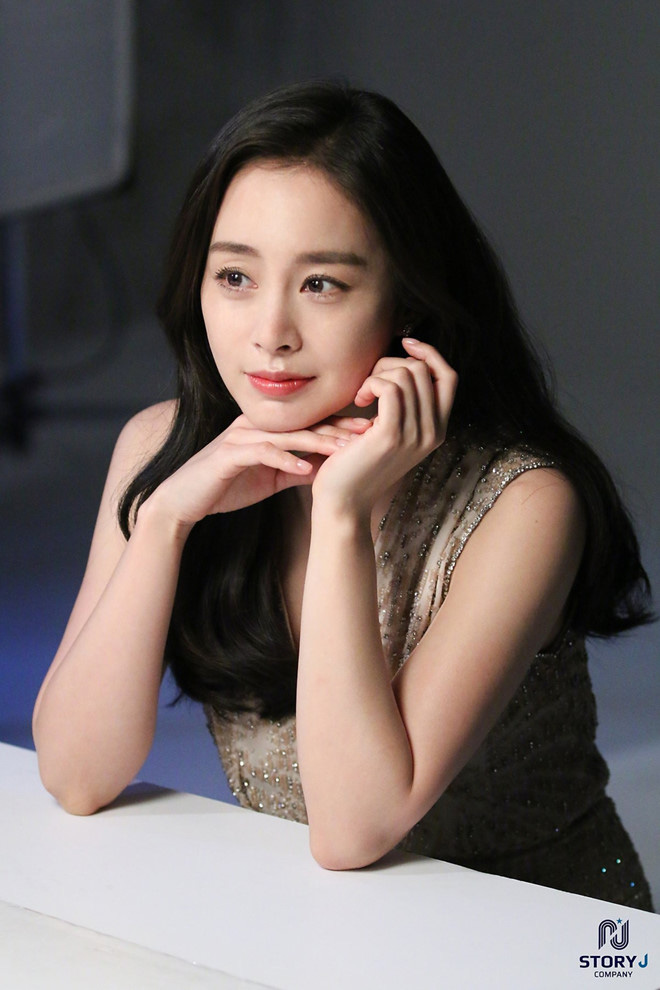 Giữa lúc Kim Tae Hee dính bê bối trốn thuế, em trai lên top Naver vì khoe cuộc sống tân hôn sang chảnh - Ảnh 2.