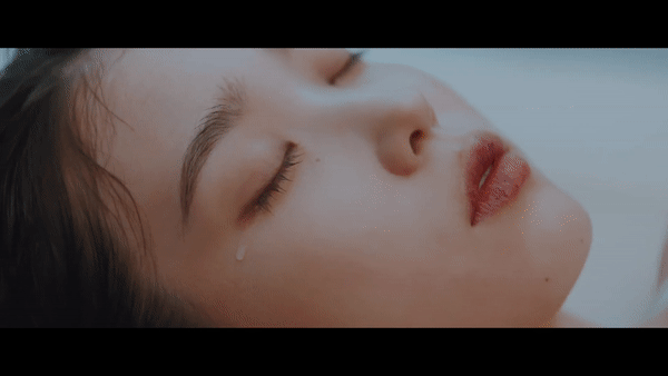 HOT: Siêu phẩm của IU và SUGA (BTS) “ra lò” với MV đẹp như mơ, giai điệu bắt tai khỏi chê quá hợp mùa hè! - Ảnh 5.