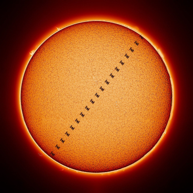 Hình ảnh ấn tượng: Trạm Vũ trụ Quốc tế ISS bay ngang Mặt Trời - Ảnh 1.