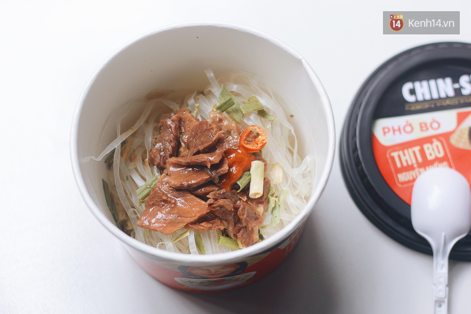 Review thật đến từng sợi m&oacute;n phở ăn liền đang g&acirc;y sốt cộng đồng mạng: hương vị thật sự như thế n&agrave;o? - Ảnh 1.