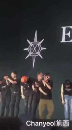 Màn team work đỉnh cao có 1-0-2: Chanyeol cười vật vã thế nào mà khiến EXO đồng loạt quỳ gối tại concert? - Ảnh 2.
