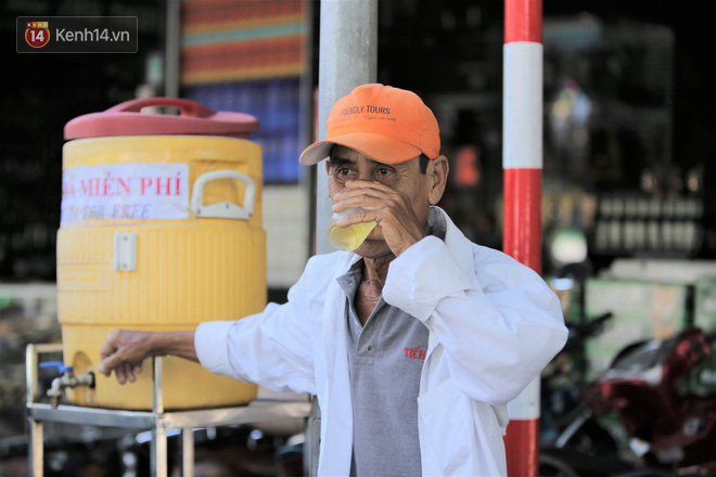 Ảnh: Người dân Đà Nẵng vật vã, tìm đủ mọi cách để trốn nóng trong ngày nắng đỉnh điểm - Ảnh 12.