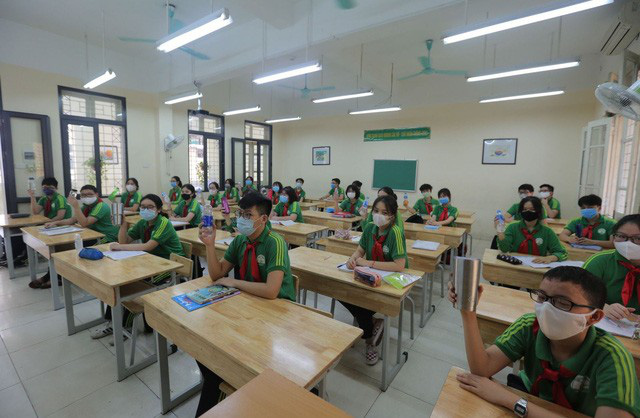 Phụ huynh lo lắng lớp học kh&ocirc;ng bật điều h&ograve;a sẽ ảnh hưởng tới việc học tập của c&aacute;c con - Ảnh 1.