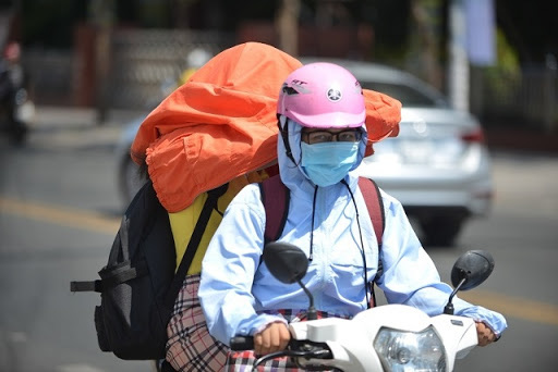 Những ngày nắng nóng đỉnh điểm, tuyệt đối đừng để 8 đồ vật này vào xe hơi, cốp xe máy vì có nguy cơ hư hại thậm chí dễ nổ như bom - Ảnh 1.