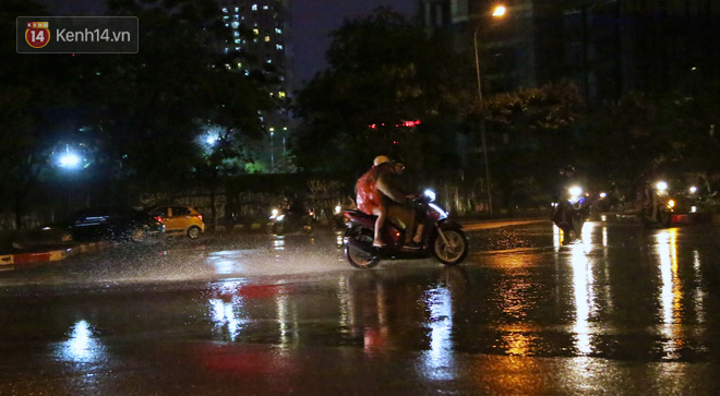 Đang oi nóng 40 độ, trời Hà Nội bất ngờ chuyển mưa giông kèm sấm chớp trong đêm - Ảnh 4.