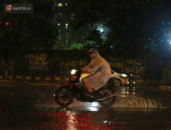 Đang oi nóng 40 độ, trời Hà Nội bất ngờ chuyển mưa giông kèm sấm chớp trong đêm - Ảnh 3.