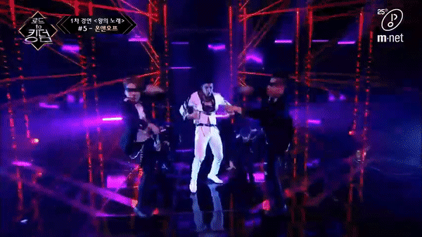 Nam Idol Kpop khiến đồng nghiệp há hốc mồm khi giật phăng nút áo, để lộ ngực trần trên sân khấu - Ảnh 8.