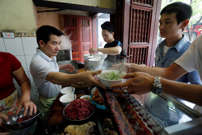 Phở Hà Nội nổi tiếng thì ai cũng biết, nhưng chỉ có 6 quán từng được lên báo nước ngoài, khách Tây đến thử đông nghịt - Ảnh 3.