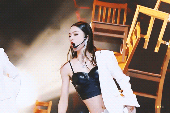 D&agrave;n học tr&ograve; &iacute;t nổi bật của Lisa bất ngờ b&ugrave;ng nổ nhan sắc: Sexy nghẹt thở, tomboy khiến chị em xịt m&aacute;u mũi - Ảnh 2.