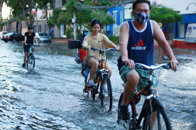 Đường khu Thảo Điền ngập do triều cường, người d&acirc;n h&igrave; hục đẩy xe chết m&aacute;y - Ảnh 7.