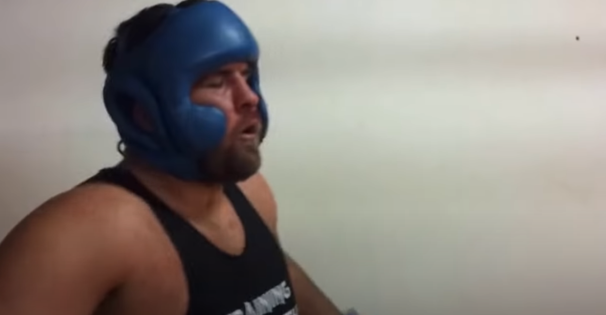 Cho&aacute;ng trước sức mạnh của người khỏe nhất h&agrave;nh tinh khi tập boxing: C&uacute; đấm ng&agrave;n c&acirc;n, đối thủ đeo đồ bảo hộ rồi m&agrave; vẫn tơi tả - Ảnh 3.