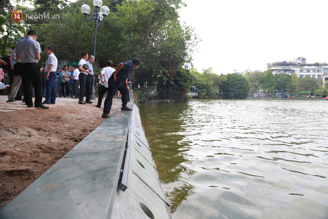 Người dân Hà Nội thích thú với diện mạo mới của 40 mét bờ kè hồ Gươm  vừa được giải cứu vì sạt lở - Ảnh 1.