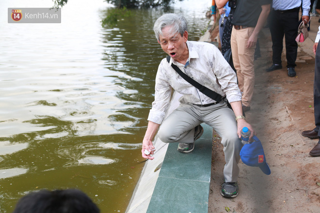 Người dân Hà Nội thích thú với diện mạo mới của 40 mét bờ kè hồ Gươm  vừa được giải cứu vì sạt lở - Ảnh 4.