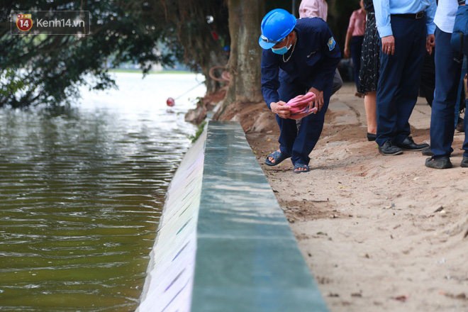 Người dân Hà Nội thích thú với diện mạo mới của 40 mét bờ kè hồ Gươm  vừa được giải cứu vì sạt lở - Ảnh 5.