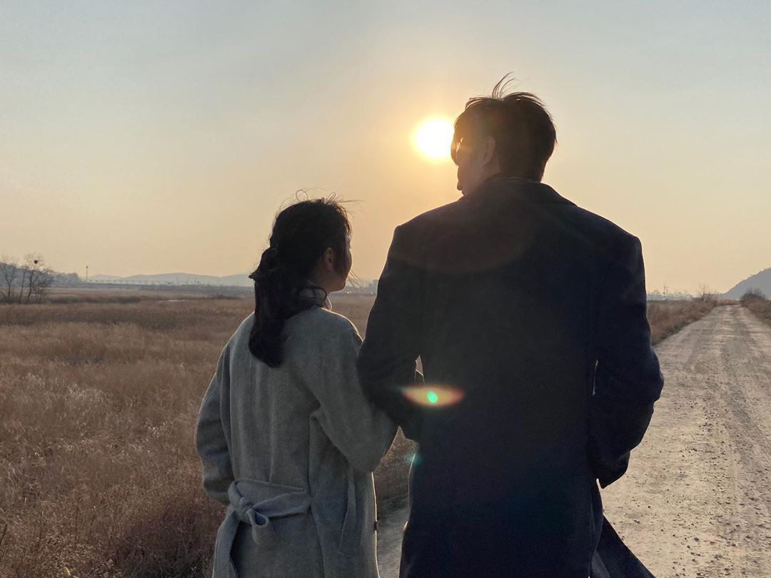 Super
soi loạt hint đáng ngờ của Lee Min Ho - Kim Go Eun: Skinship tung tóe, ngượng chín mặt, nhiều lúc tưởng
phu thê - Ảnh 22. Super soi loạt hint đáng ngờ của Lee
Min Ho - Kim Go Eun: Skinship tung tóe, ngượng chín mặt, nhiều lúc tưởng phu thê - Ảnh 22.