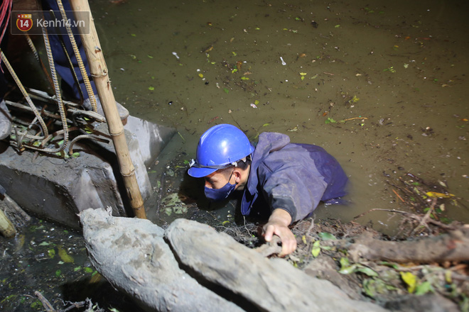 Người dân Hà Nội thích thú với diện mạo mới của 40 mét bờ kè hồ Gươm  vừa được giải cứu vì sạt lở - Ảnh 8.
