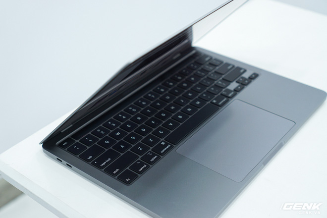Cận cảnh MacBook Pro 13 2020 tại Việt Nam: Bàn phím Magic Keyboard mới, kích thước tương đương bản 2019, giá vẫn khá chát - Ảnh 16.
