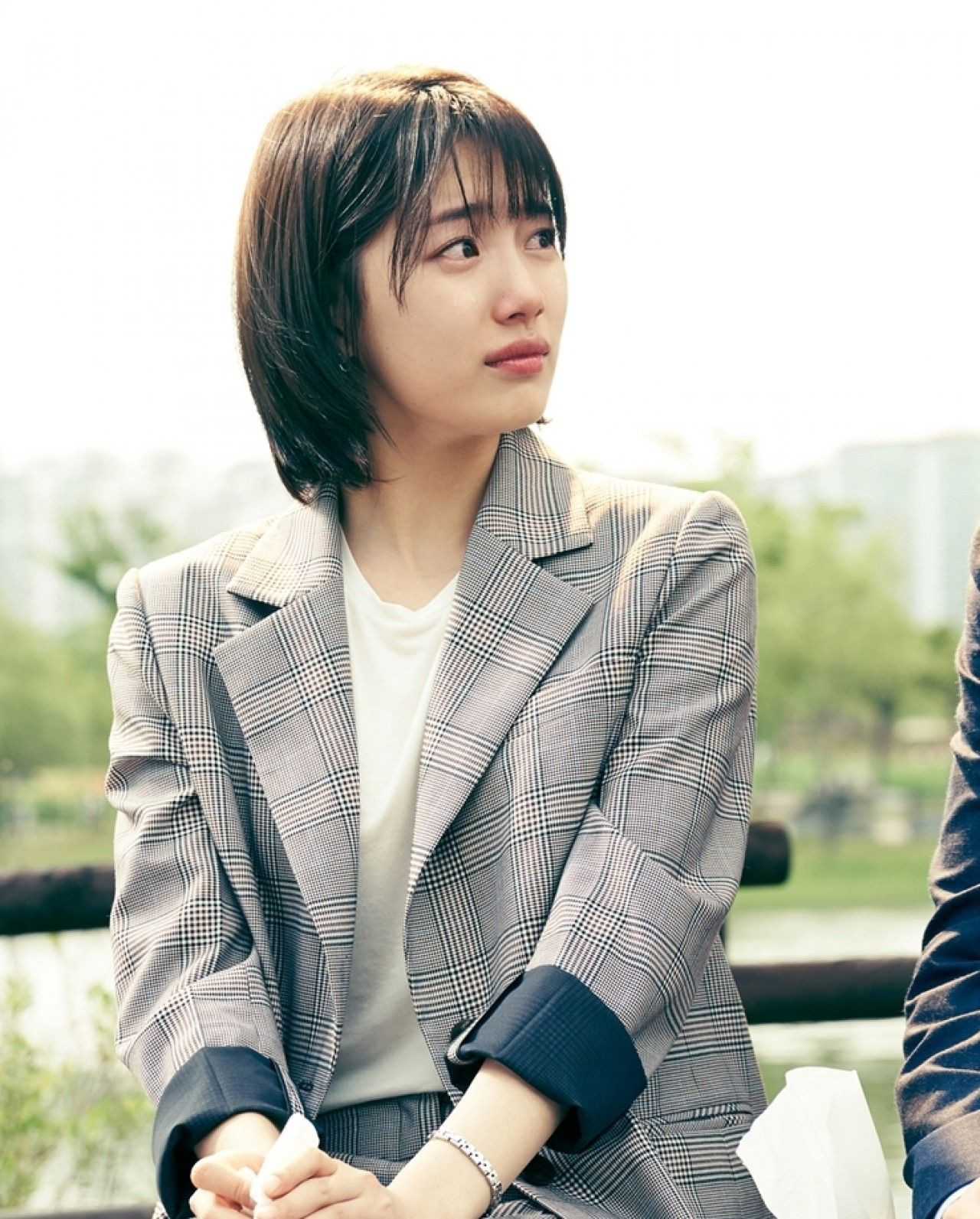 Nhìn dàn sao trong phim Hàn mà học được bao cách lên đồ với áo thun trắng, diện lên vừa mát lại vừa xịn - Ảnh 7.