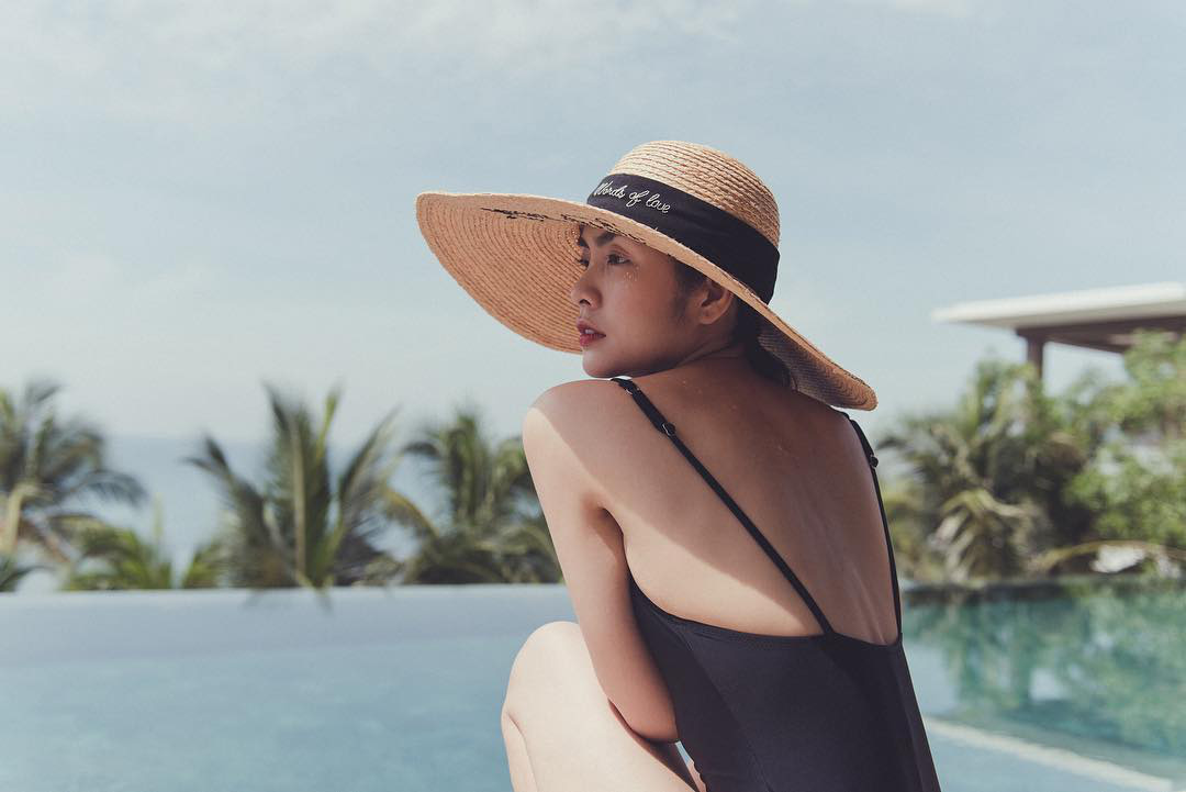 Hà Tăng diện áo khoét ngực khoe sương
sương vẻ ngoài gợi cảm, gia nhập hội mỹ nhân Vbiz ra biển đón hè sớm - Ảnh 3. Hà Tăng diện áo khoét ngực khoe sương sương vẻ
ngoài gợi cảm, gia nhập hội mỹ nhân Vbiz ra biển đón hè sớm - Ảnh 3.