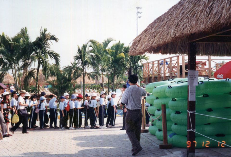 Loạt ảnh + bí mật chưa từng tiết lộ về công viên nước đầu tiên ở Việt Nam: Biểu tượng nức tiếng Sài Gòn âm thầm “biến mất” từ năm 2006 khiến giới trẻ nuối tiếc