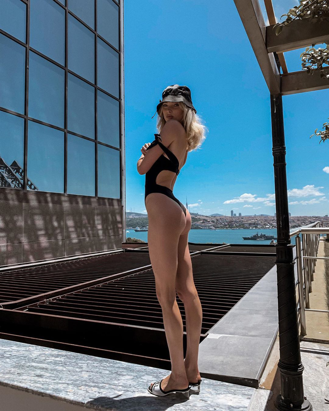 Sao diện bikini Hè 2020: Kylie lên đồ lần nào ná thở lần đó nhưng chưa là gì với pha khoe chân ngực siêu bạo của Bella Hadid - Ảnh 15.
