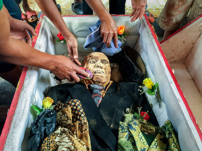 Sống chung và vệ sinh thi thể người chết: Việc làm nghe rùng rợn nhưng là văn hóa người Toraja cùng những lễ tang đắt đỏ thể hiện sự giàu sang - Ảnh 1.