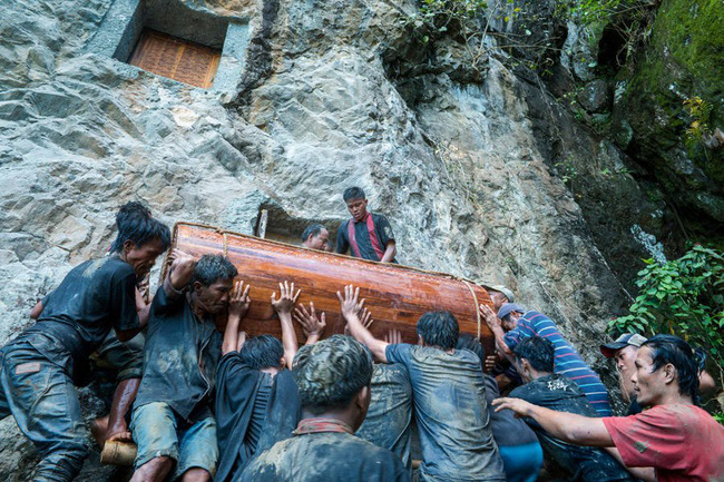 Sống chung và vệ sinh thi thể người chết: Việc làm nghe rùng rợn nhưng là văn hóa người Toraja cùng những lễ tang đắt đỏ thể hiện sự giàu sang - Ảnh 3.