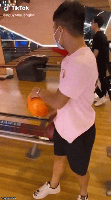 Quang Hải diện áo màu hường đi chơi bowling, ngẫu hứng nhảy Hãy Trao Cho Anh hài hước  - Ảnh 1.