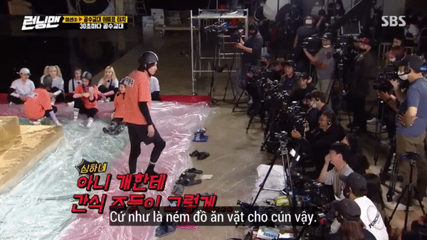 Lee Kwang Soo mặt biến sắc hẳn khi bị nhân viên Running Man quăng đồ như... ném thức ăn cho cún - Ảnh 3.