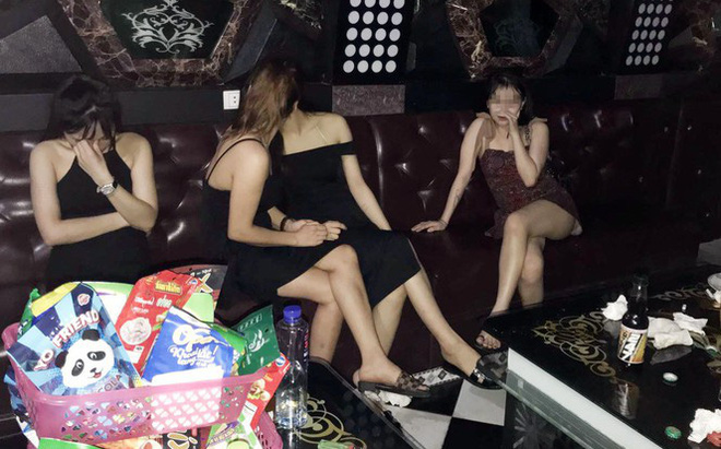 14 hot girl cùng bạn trai bay lắc trong quán karaoke - Ảnh 1.
