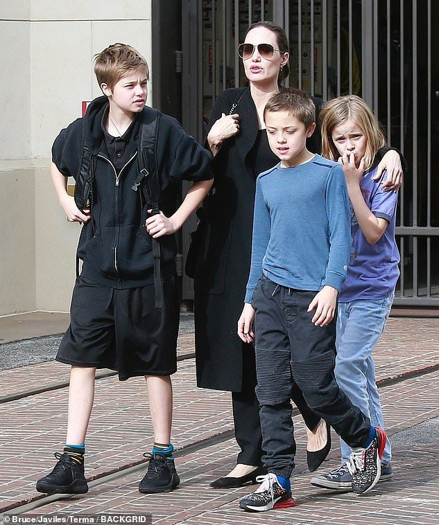 Câu chuyện về cô con gái ruột nhà Angelina Jolie và Brad Pitt: Sinh ra dưới ánh hào quang của cha mẹ nổi tiếng cho tới biểu tượng của cộng đồng LGBT - Ảnh 15.