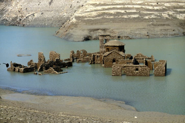 Sự thật về ngôi làng ma gần 1.000 năm tuổi chìm nghỉm dưới nước rồi lại bất ngờ nổi lên sau nhiều năm, tàn tích gần như còn nguyên vẹn gây ngỡ ngàng - Ảnh 3.