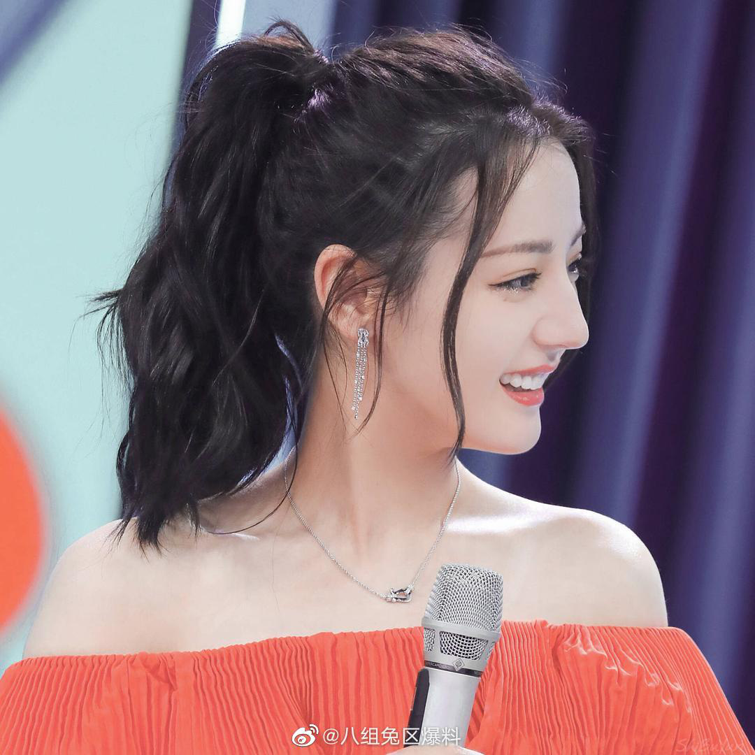 Chỉ với 1 thứ, Địch Lệ Nhiệt Ba dấy l&ecirc;n nghi vấn cố t&igrave;nh c&ocirc;ng khai t&igrave;nh cảm với Ho&agrave;ng Cảnh Du? - Ảnh 2.