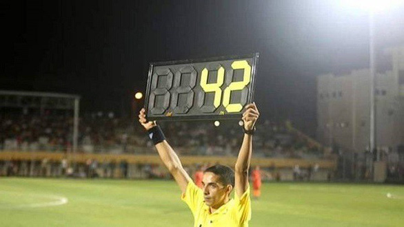Sau sự cố vỡ sân tại Hà Tĩnh, V.League sở hữu trận đấu nằm trong top đầu lịch sử bóng đá thế giới về số phút bù giờ - Ảnh 1.