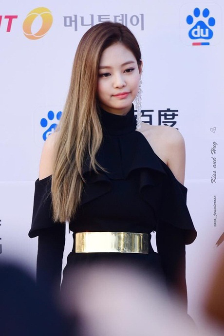 Sở hữu bờ vai đẹp nhất Black Pink, bảo sao Jennie chăm diện đủ các thể loại váy áo khoe vai trần sexy hết nút - Ảnh 7.