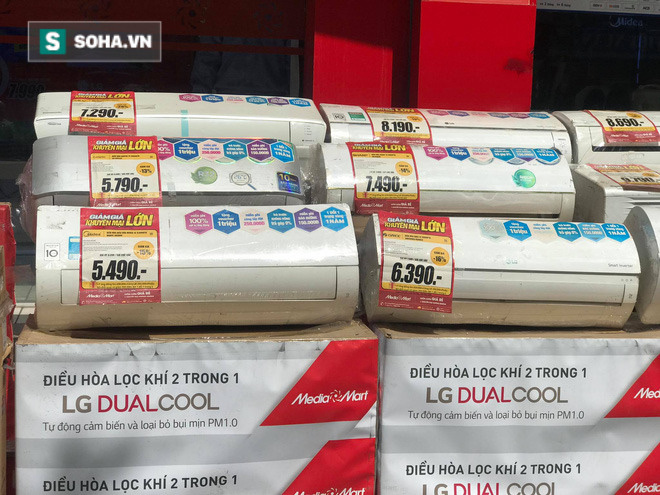 Điều hoà bán đổ đống trên vỉa hè, giá chỉ bằng chiếc quạt máy - Ảnh 2.