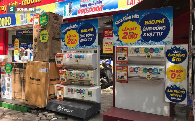 Điều hoà bán đổ đống trên vỉa hè, giá chỉ bằng chiếc quạt máy - Ảnh 1.