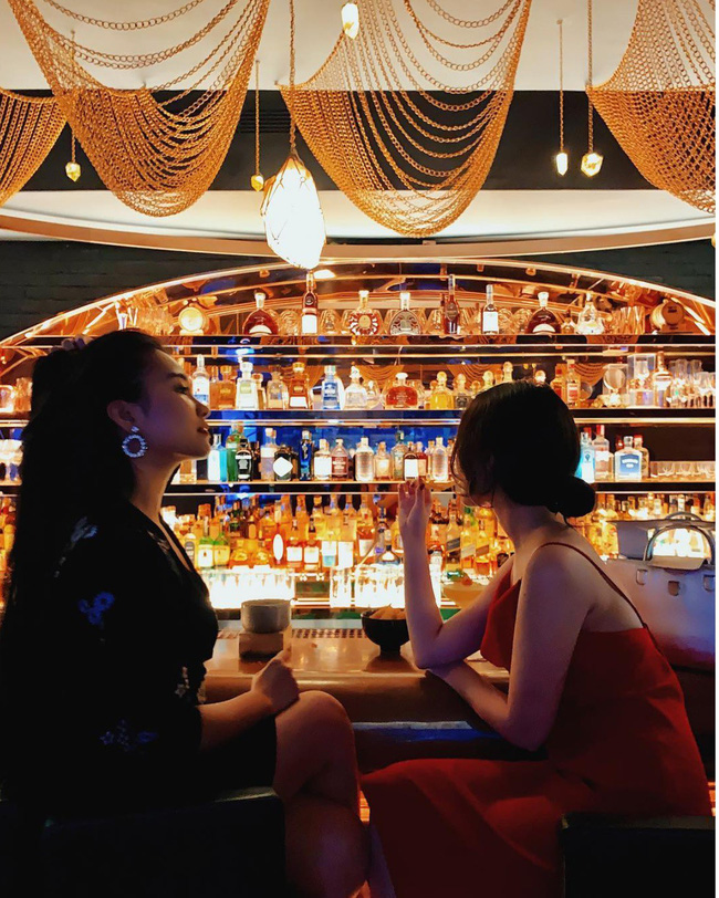 Quán pub ở Hà Nội tan chậm mang đến cho bạn một không gian đầy cảm xúc và sự thư giãn. Hãy tham gia để tìm hiểu về những khó khăn và sự ngọt ngào trong cuộc sống của những người trẻ. Bạn sẽ cảm thấy dễ chịu và thư giãn trong không gian này.