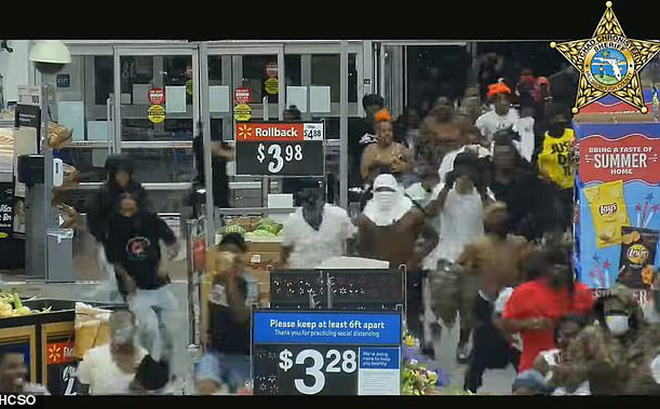  Mỹ: Hàng trăm người lao vào đập phá siêu thị, cướp đồ tự nhiên như chốn không người - Ảnh 1.