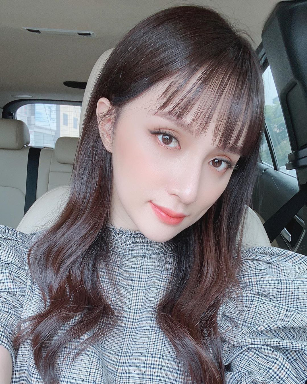 8 màu son tôn da, giúp mặt trẻ hơn tuổi của sao Việt hè này, đủ mọi tông son cho da ngăm đến sáng - Ảnh 5. 8 màu son tôn da, giúp mặt trẻ hơn tuổi của sao Việt hè này, đủ mọi tông son cho da ngăm đến sáng - Ảnh 5.