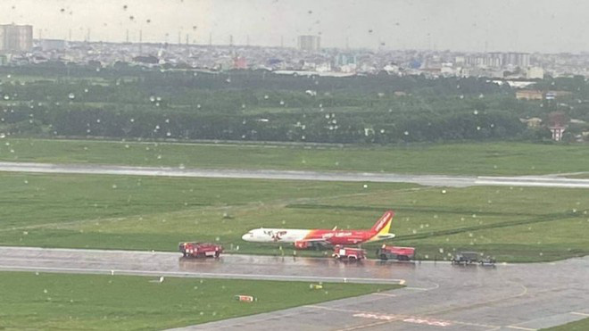 Đại diện hãng Vietjet lên tiếng vụ máy bay hạ cánh trượt khỏi đường băng Tân Sơn Nhất, lao ra bãi cỏ - Ảnh 2.